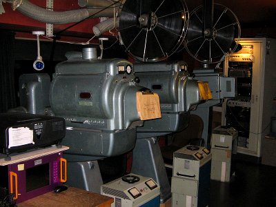 Zwei 35mm Projektoren und ein 16mm Filmprojektor von Bauer im Vorführraum des früheren Kommunalen Kino Stuttgart