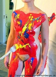 Nacktkunst Live Body Action Painting Happening Performance - nackte Frau Studentin und Aktmodell Marie mit Farbe beschmiert - Holi Festival - Farbabdruck Brust Po Intim