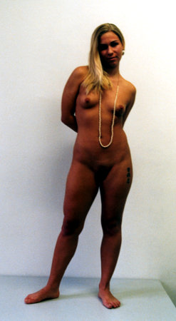 Natürlich Nackt - Olga - junge natürliche Frau und Studentin zieht sich zum ersten Mal nackt vor der Kamera aus