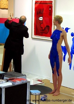 Nacktkunst Body Action Painting Performance von Robin van Arsdol mit Aktmodell Susanne in Stuttgart - nackte junge Frau mit Farbe beschmiert - Farbabdruck Brust Po - Happening