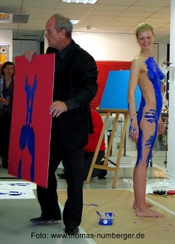 Nacktkunst Body Action Painting Performance von Robin van Arsdol mit Aktmodell Susanne in Stuttgart - nackte junge Frau mit Farbe beschmiert - Farbabdruck Brust Po - Happening
