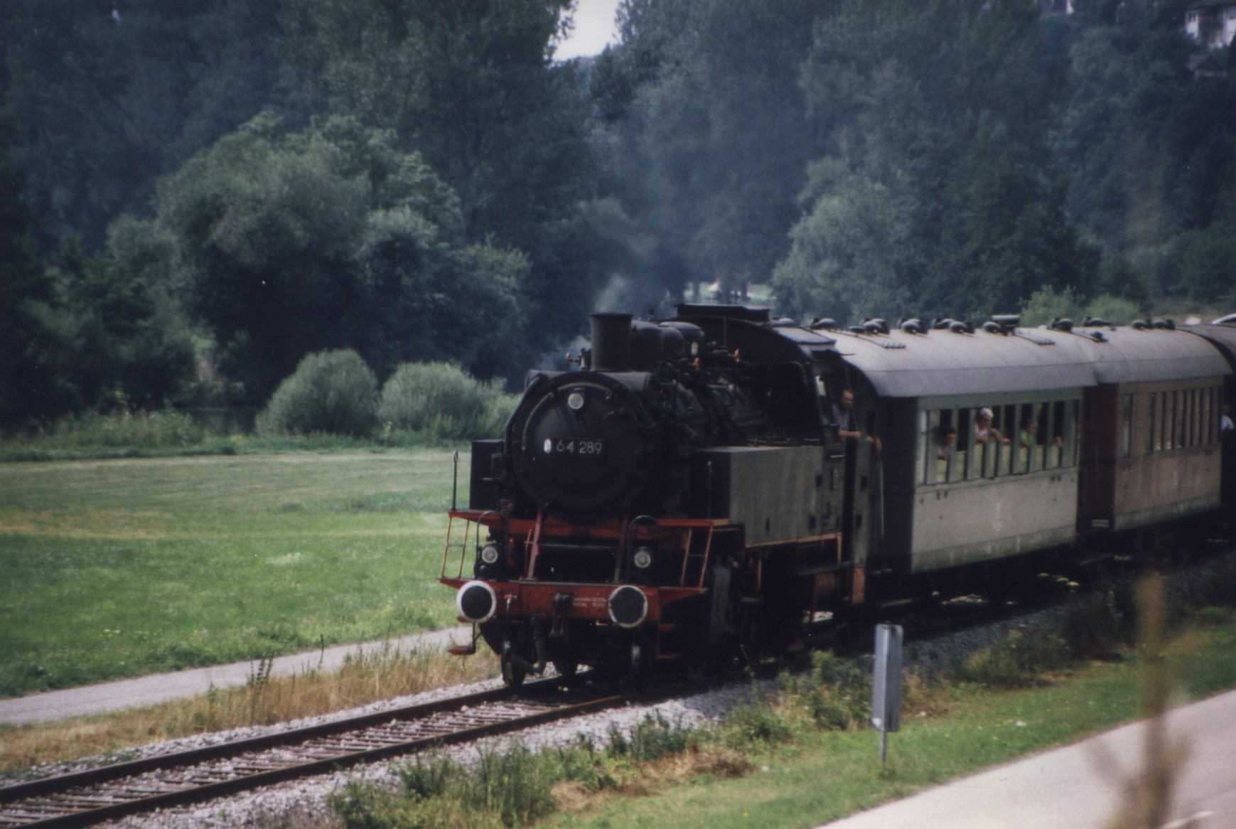 1995-Dampflok-64289-auf-der-unteren-Kochertalbahn.jpg