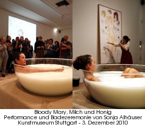 Badezeremonie und Nackt Performance mit 2 weiblichen Aktmodellen im Kunstmuseum Stuttgart im Dezember 2010 - naked nude on stage