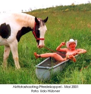 Aktfotoshooting mit weiblichen Aktmodellen auf einer Pferdekoppel im Mai 2001 - Foto: Udo Hübner