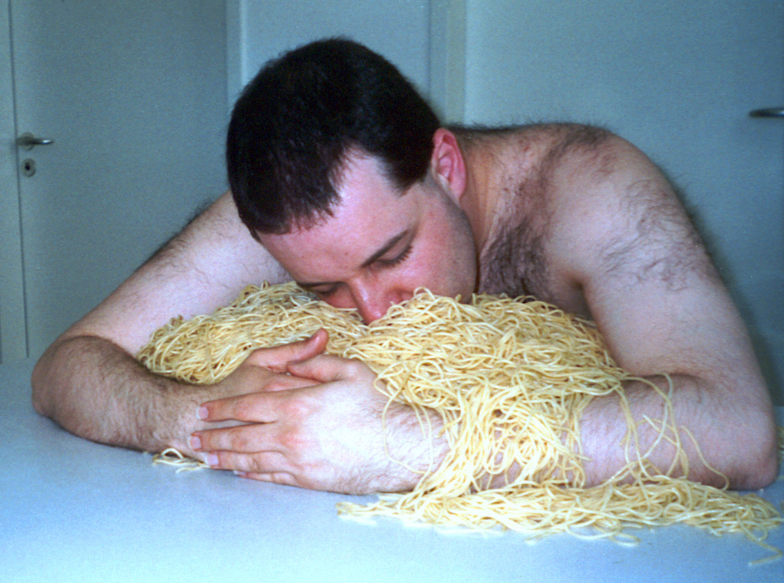 Mann in Spaghetti (Foto)