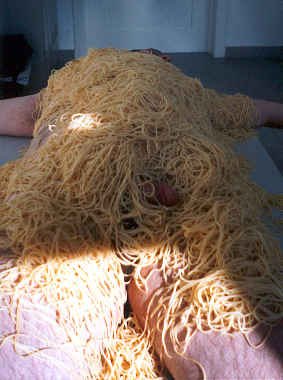 Nackter Mann in Spaghetti (Foto)