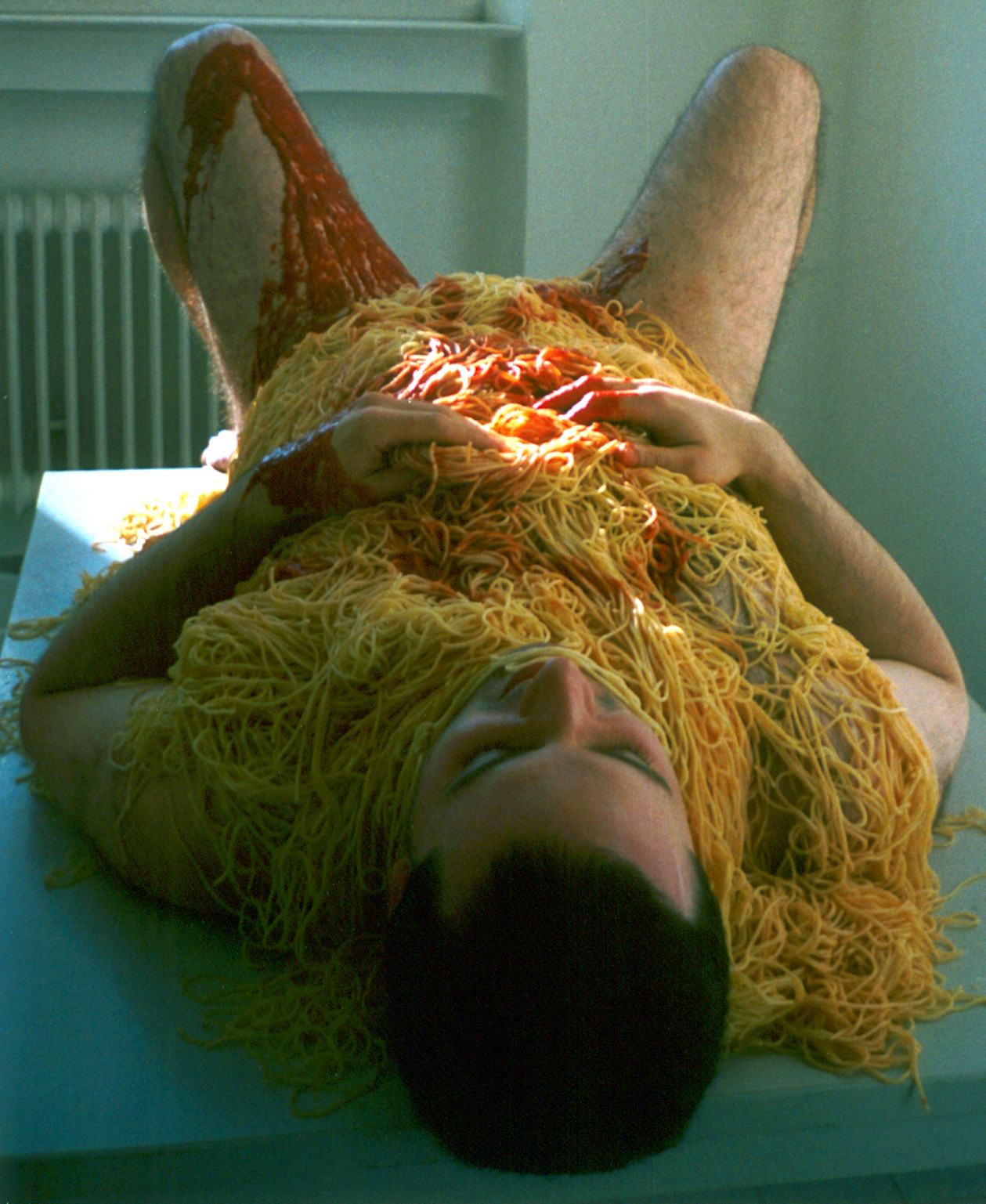 Nackter Mann in Spaghetti mit Tomatensoße (Foto)
