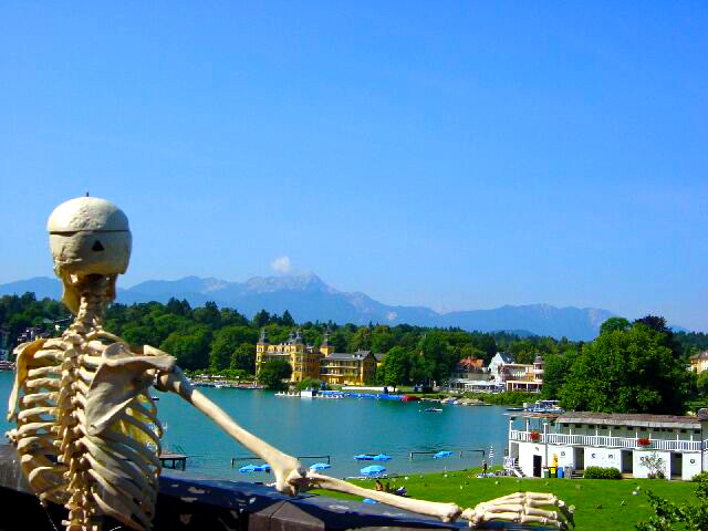 Beim Blick von der Strandbad-Dachterrasse über den Wörthersee kann man die Zeit vergessen (Foto)
