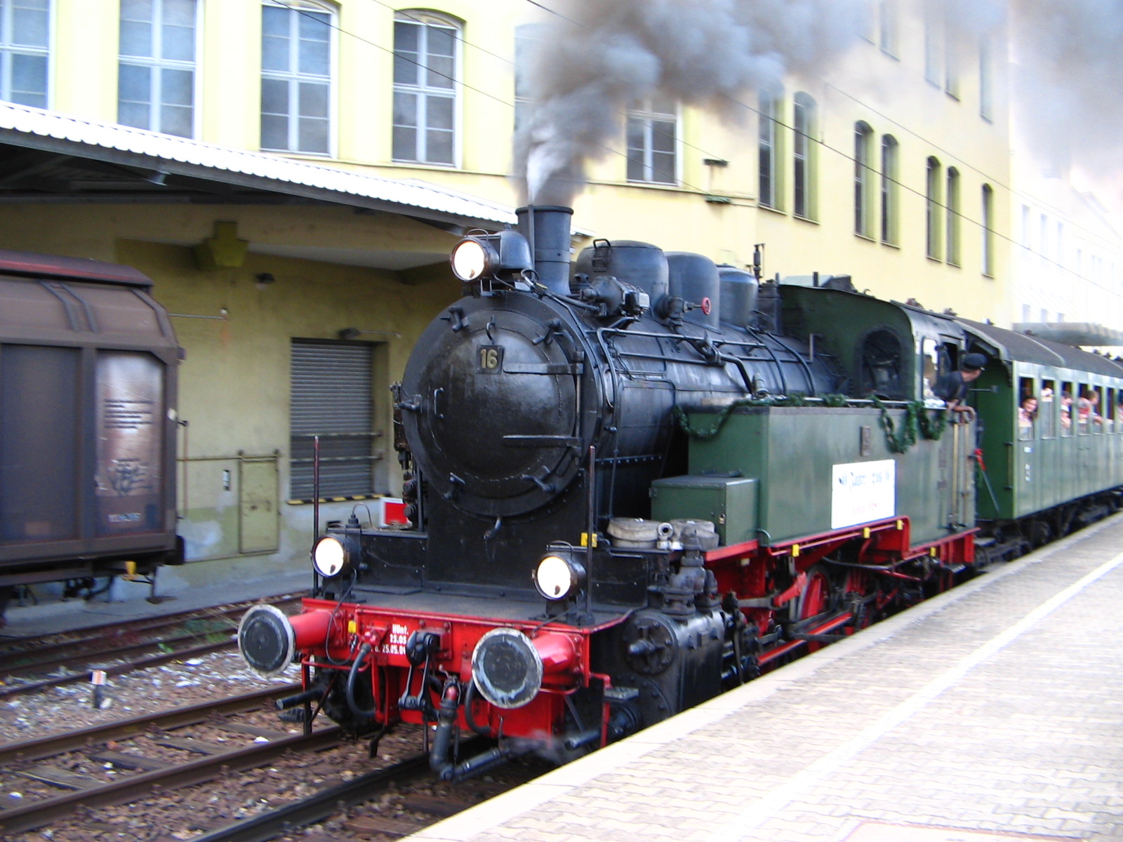 Lok 16 des GES eV bei der Ausfahrt aus dem Bahnhof Ludwigsburg (Foto)