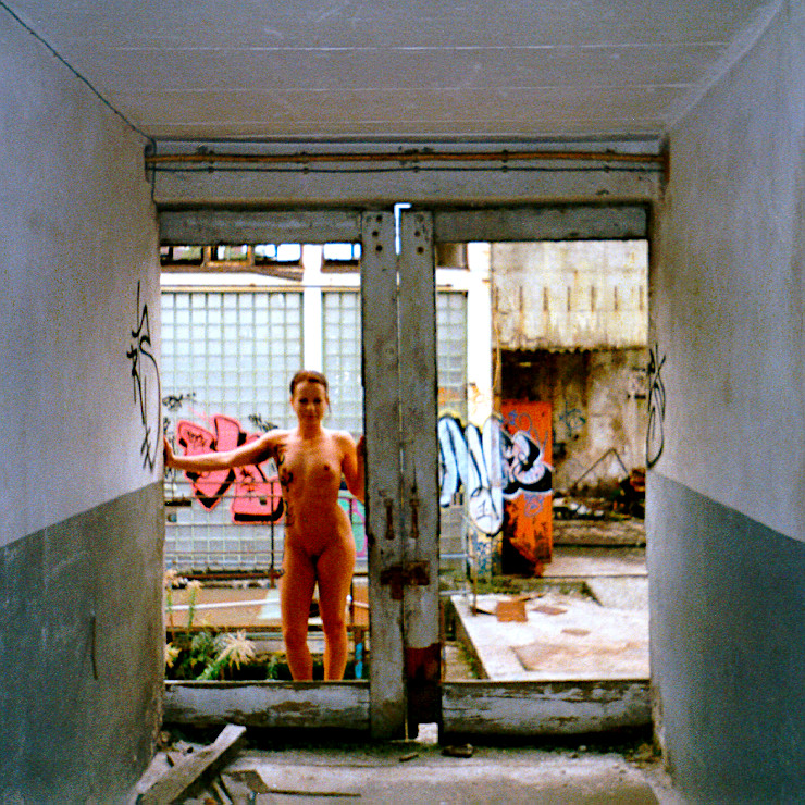 Daniela nackt in einer alten Fabrik (Foto)