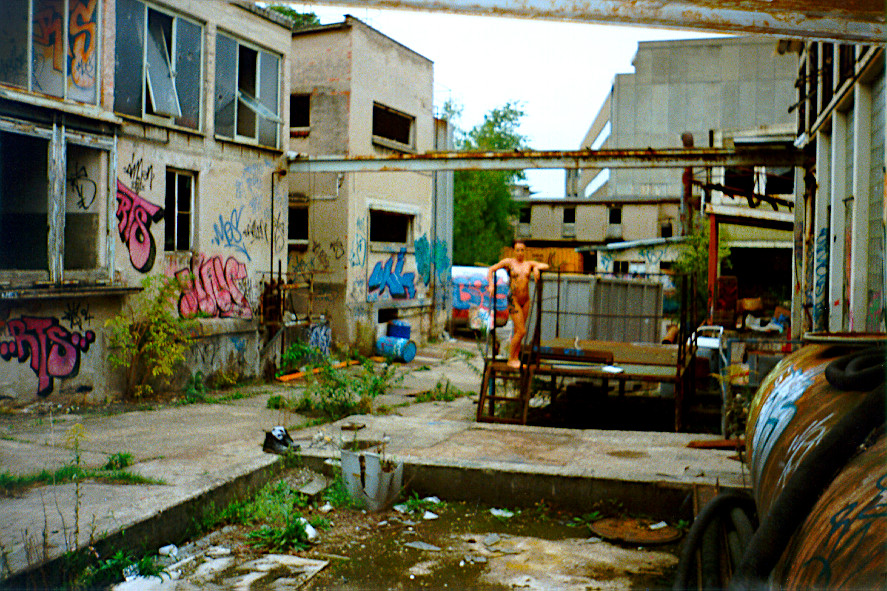 Daniela nackt in einer alten Fabrik (Foto)
