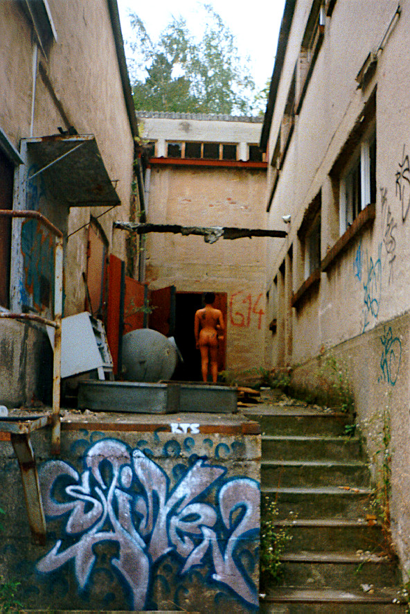 Daniela nackt in einer alten Fabrik (Foto)