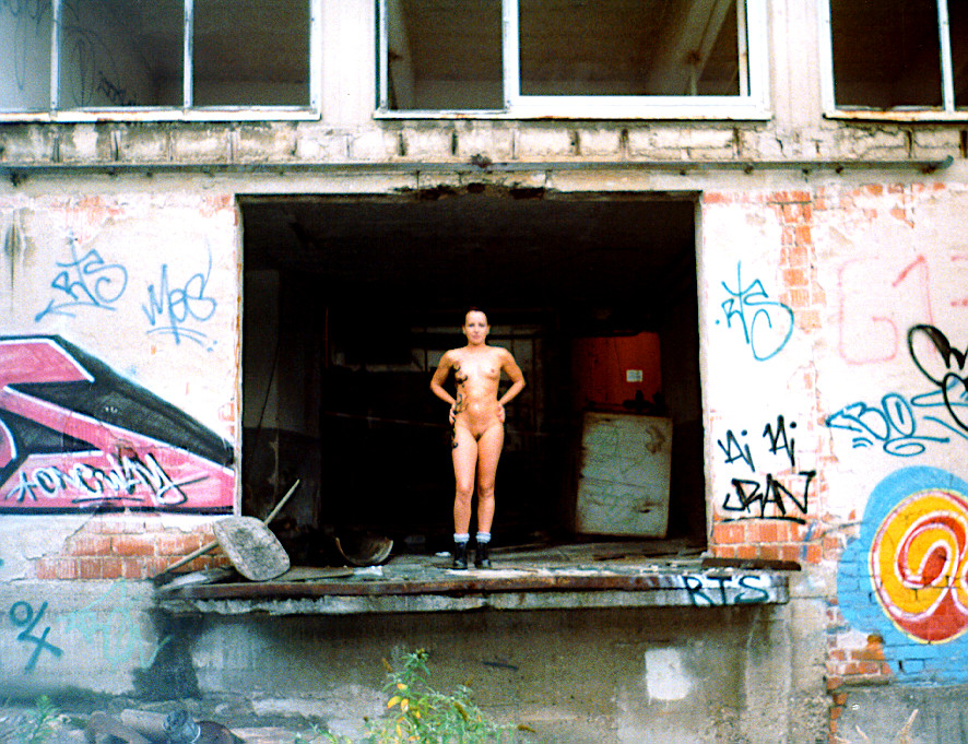 Daniela nackt in einer alten Fabrik (Foto)