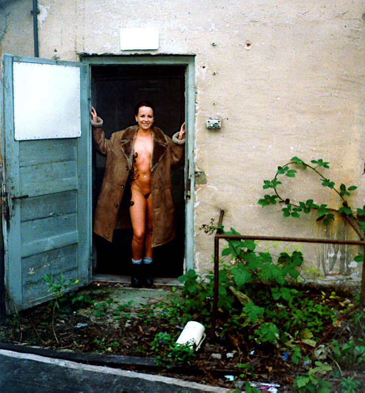 Daniela nackt in einer alten Fabrik (Foto)