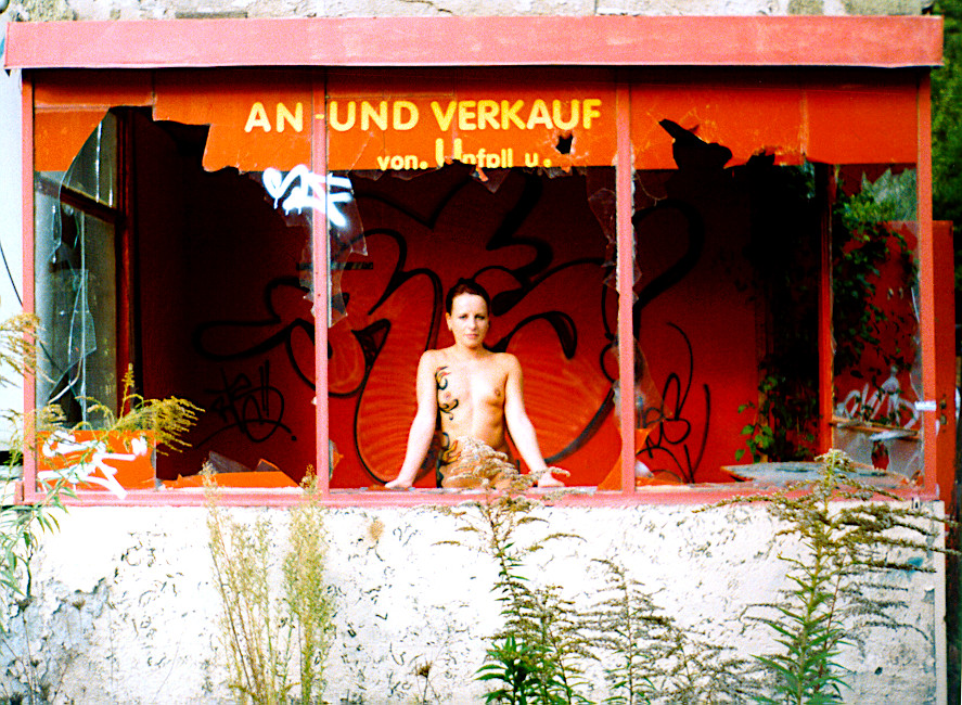 Daniela nackt in einer alten Fabrik (Foto)