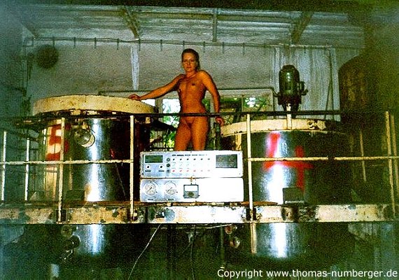 Aktmodell Daniela nackt in einer alten Mineralölfabrik - Akt in Natur - Spontane Aktfotos - nackte Frau - Naked in Nature - Nacktfoto