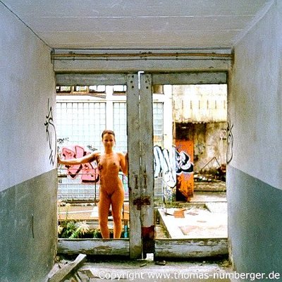 Aktmodell Daniela nackt in einer alten Mineralölfabrik - Akt in Natur - Spontane Aktfotos - nackte Frau - Naked in Nature - Nacktfoto