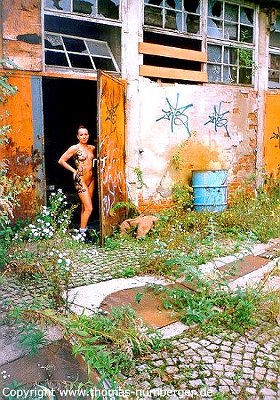 Aktmodell Daniela nackt in einer alten Mineralölfabrik - Akt in Natur - Spontane Aktfotos - nackte Frau - Naked in Nature - Nacktfoto