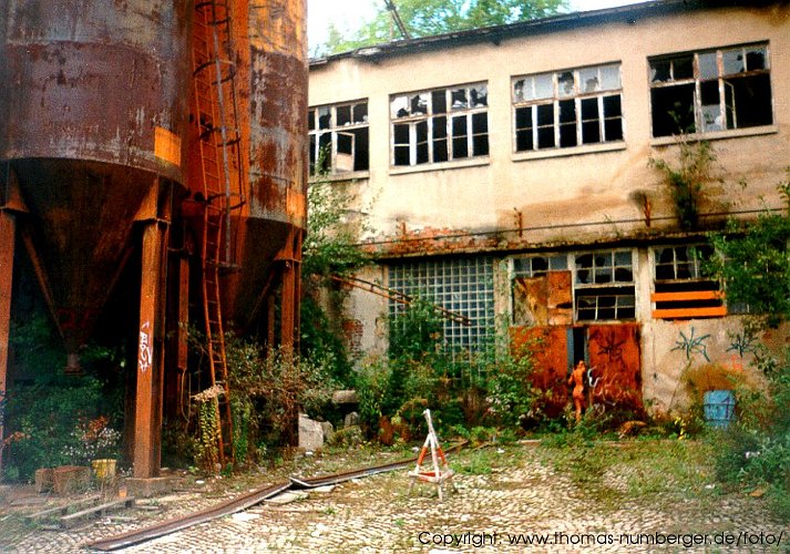 Aktmodell Komparsin und Nacktdarstellerin Daniela nackt in der alten Fabrik