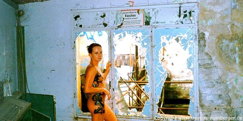 Aktmodell Daniela nackt in einer alten Mineralölfabrik - Akt in Natur - Spontane Aktfotos - nackte Frau - Naked in Nature - Nacktfoto