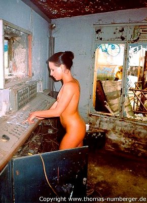 Aktmodell Daniela nackt in einer alten Mineralölfabrik - Akt in Natur - Spontane Aktfotos - nackte Frau - Naked in Nature - Nacktfoto