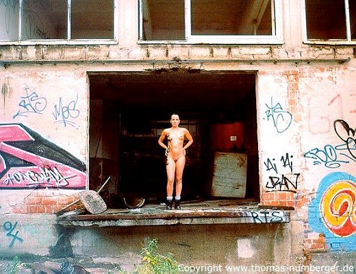 Aktmodell Daniela nackt in einer alten Mineralölfabrik - Akt in Natur - Spontane Aktfotos - nackte Frau - Naked in Nature - Nacktfoto