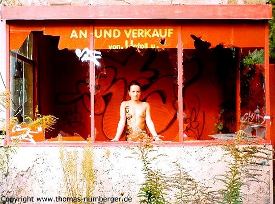 Aktmodell Daniela nackt in einer alten Mineralölfabrik - Akt in Natur - Spontane Aktfotos - nackte Frau - Naked in Nature - Nacktfoto