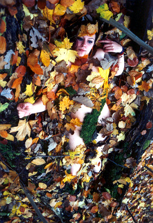 Nackt im Wald - Aktfoto von Studentin und Aktmodell Edna nackt im Kräherwald Stuttgart - Nacktfoto von natürlicher nackter junger Frau  - Akt in Natur Fotowanderungen - Naked in Nature - Zum ersten Mal nackt vor der Kamera