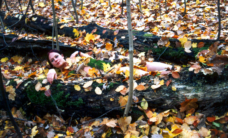 Nackt im Wald - Aktfoto von Studentin und Aktmodell Edna nackt im Kräherwald Stuttgart - Nacktfoto von natürlicher nackter junger Frau  - Akt in Natur Fotowanderungen - Naked in Nature - Zum ersten Mal nackt vor der Kamera