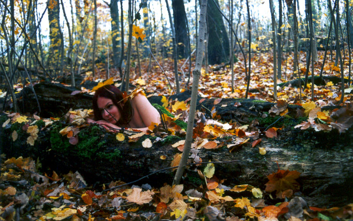 Nackt im Wald - Aktfoto von Studentin und Aktmodell Edna nackt im Kräherwald Stuttgart - Nacktfoto von natürlicher nackter junger Frau  - Akt in Natur Fotowanderungen - Naked in Nature - Zum ersten Mal nackt vor der Kamera