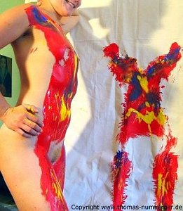 Nacktkunst Live Body Action Painting Happening Performance - nackte Frau Studentin und Aktmodell Marie mit Farbe beschmiert - Holi Festival - Farbabdruck Brust Po Intim