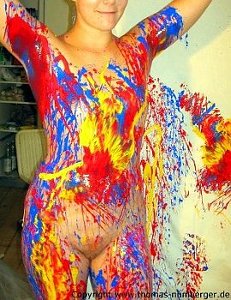 Nacktkunst Live Body Action Painting Happening Performance - nackte Frau Studentin und Aktmodell Marie mit Farbe beschmiert - Holi Festival - Farbabdruck Brust Po Intim