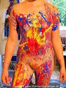 Nacktkunst Live Body Action Painting Happening Performance - nackte Frau Studentin und Aktmodell Marie mit Farbe beschmiert - Holi Festival - Farbabdruck Brust Po Intim