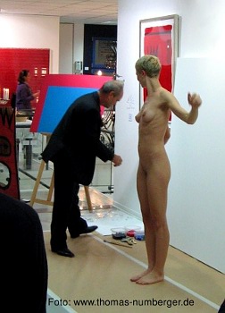 Nacktkunst Body Action Painting Performance von Robin van Arsdol mit Aktmodell Susanne in Stuttgart - nackte junge Frau mit Farbe beschmiert - Farbabdruck Brust Po - Happening