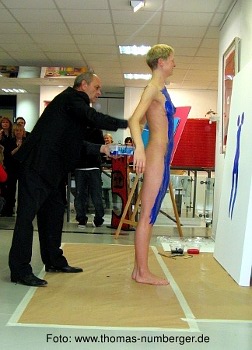 Nacktkunst Body Action Painting Performance von Robin van Arsdol mit Aktmodell Susanne in Stuttgart - nackte junge Frau mit Farbe beschmiert - Farbabdruck Brust Po - Happening