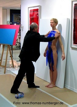 Nacktkunst Body Action Painting Performance von Robin van Arsdol mit Aktmodell Susanne in Stuttgart - nackte junge Frau mit Farbe beschmiert - Farbabdruck Brust Po - Happening