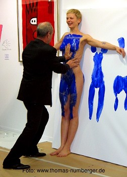 Nacktkunst Body Action Painting Performance von Robin van Arsdol mit Aktmodell Susanne in Stuttgart - nackte junge Frau mit Farbe beschmiert - Farbabdruck Brust Po - Happening