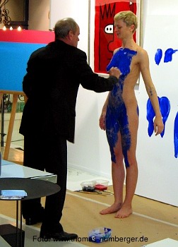 Nacktkunst Body Action Painting Performance von Robin van Arsdol mit Aktmodell Susanne in Stuttgart - nackte junge Frau mit Farbe beschmiert - Farbabdruck Brust Po - Happening