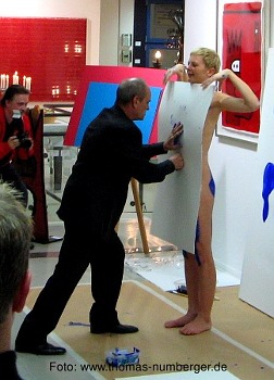 Nacktkunst Body Action Painting Performance von Robin van Arsdol mit Aktmodell Susanne in Stuttgart - nackte junge Frau mit Farbe beschmiert - Farbabdruck Brust Po - Happening