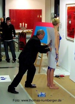 Nacktkunst Body Action Painting Performance von Robin van Arsdol mit Aktmodell Susanne in Stuttgart - nackte junge Frau mit Farbe beschmiert - Farbabdruck Brust Po - Happening