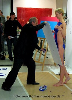 Nacktkunst Body Action Painting Performance von Robin van Arsdol mit Aktmodell Susanne in Stuttgart - nackte junge Frau mit Farbe beschmiert - Farbabdruck Brust Po - Happening