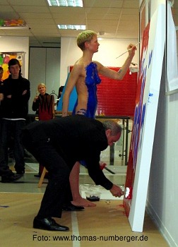 Nacktkunst Body Action Painting Performance von Robin van Arsdol mit Aktmodell Susanne in Stuttgart - nackte junge Frau mit Farbe beschmiert - Farbabdruck Brust Po - Happening