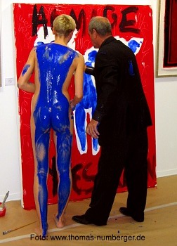 Nacktkunst Body Action Painting Performance von Robin van Arsdol mit Aktmodell Susanne in Stuttgart - nackte junge Frau mit Farbe beschmiert - Farbabdruck Brust Po - Happening