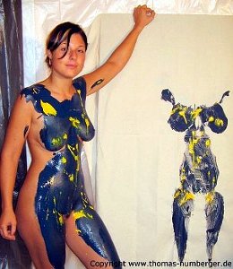 Nacktkunst Live Body Action Painting Happening Performance - nackte Frau Studentin und Aktmodell Steffi mit Farbe beschmiert - Holi Festival - Farbabdruck Brust Po Intim