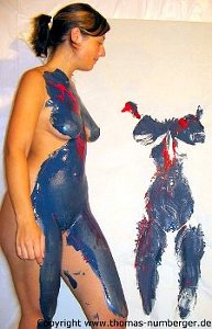 Nacktkunst Live Body Action Painting Happening Performance - nackte Frau Studentin und Aktmodell Steffi mit Farbe beschmiert - Holi Festival - Farbabdruck Brust Po Intim