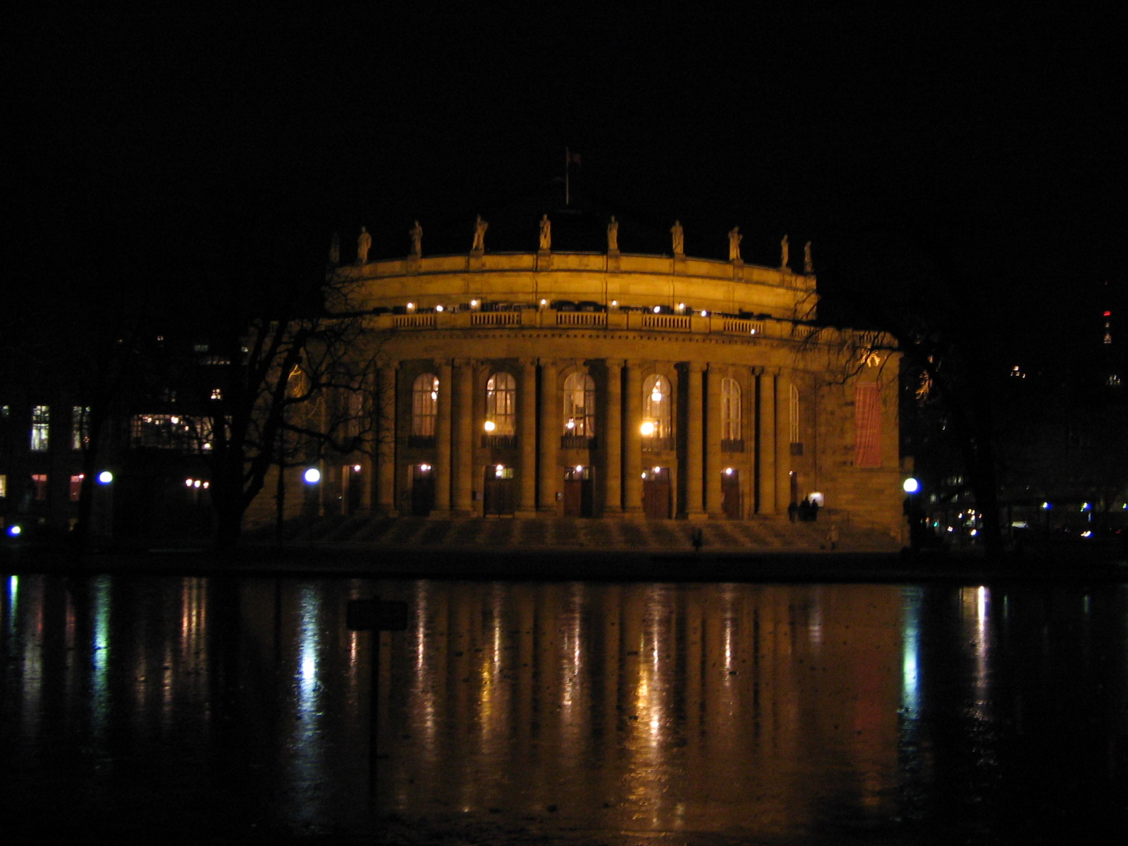 Opernhaus Stuttgart bei Nacht (Foto)