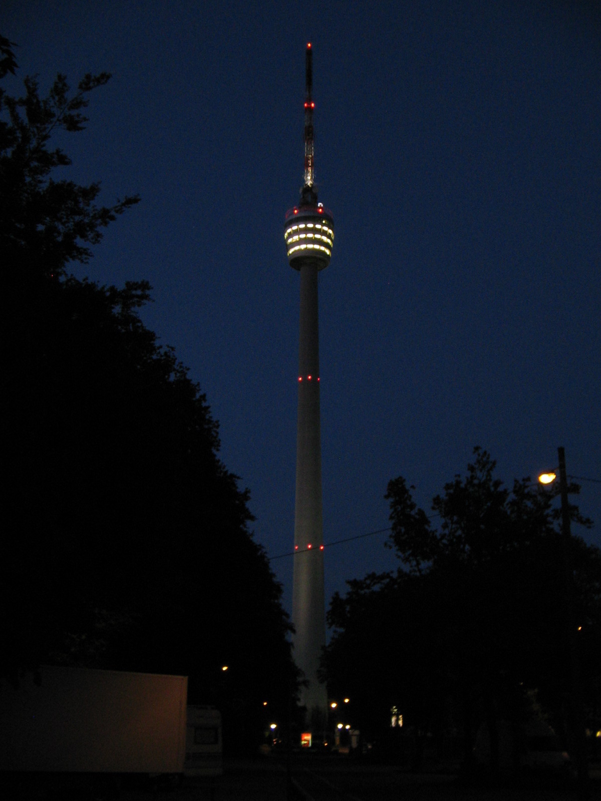 Fernsehturm Stuttgart bei Nacht (Foto)