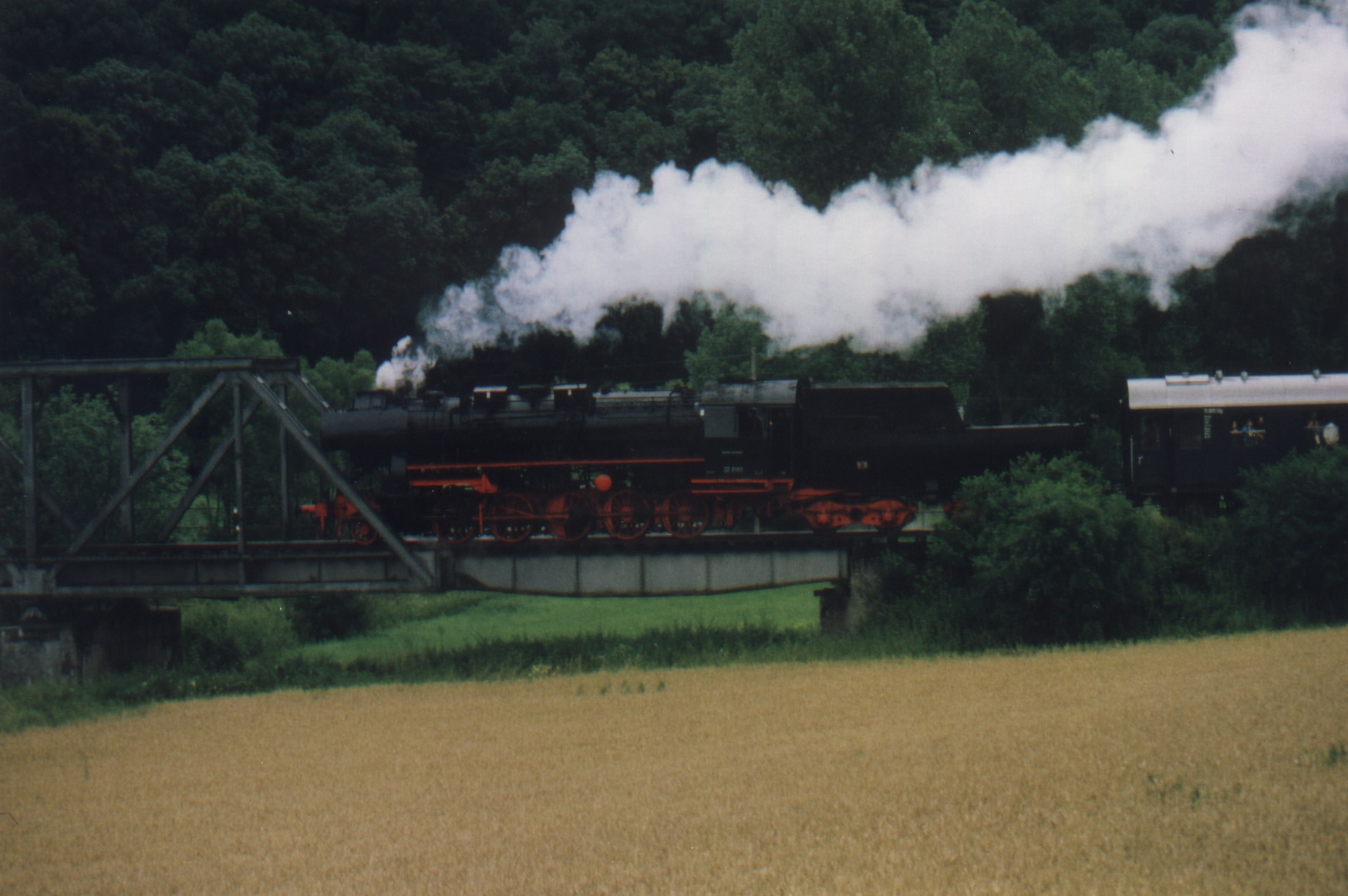 1995-Dampflok-528186-auf-der-unteren-Kochertalbahn.jpg