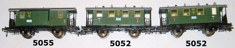 Ein 3-teiliger Personenzug (DR, Regionalbahn, Plattformwaggen, 20/30er Jahre, dunkelgrün) bestehend aus Fleischmann 5055 und 5052 in Originalverpackung, aber mit Märklin-Wechselstromachsen.